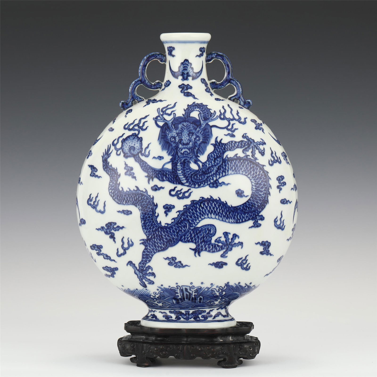 A CHINESE BLUE AND WHITE PORCELAIN FLASK MOON VASE (1 of 10)