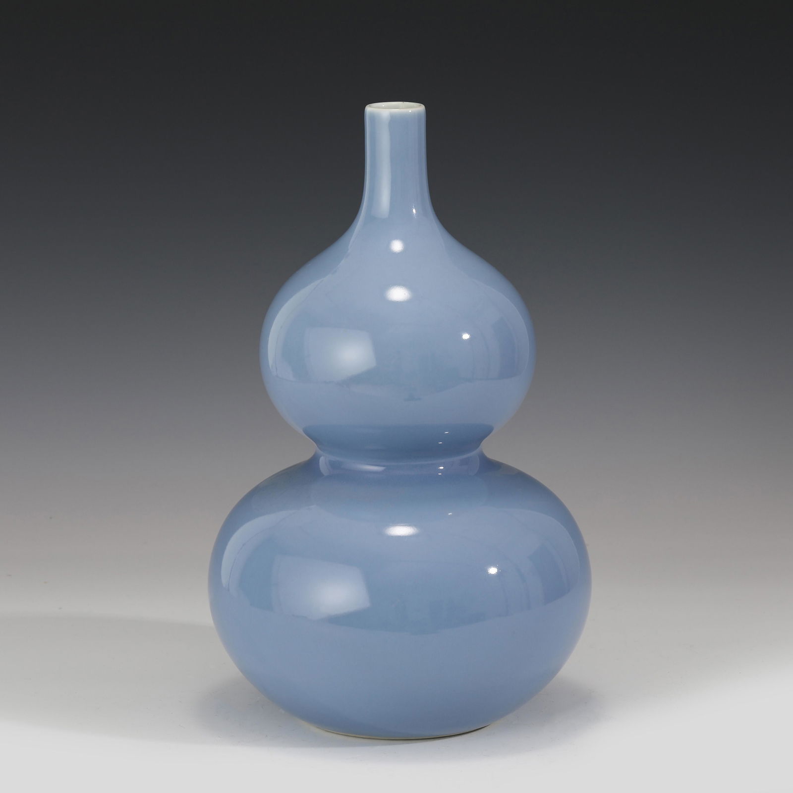 A CHINESE SINGLE COLOR GLAZED PORCELAIN DOUBLE-GOURD VASE (1 of 10)