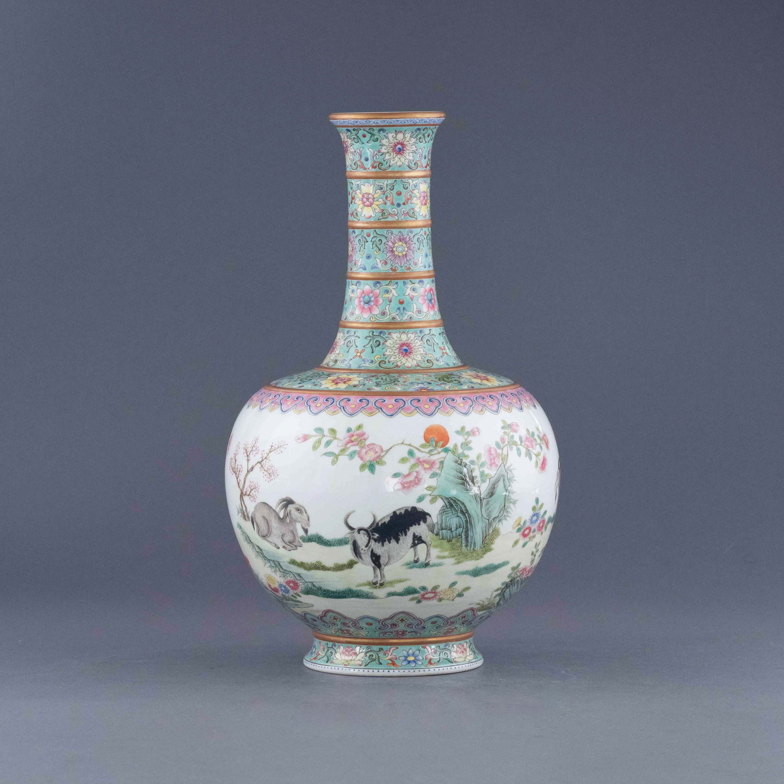 QIANLONG FAMILLE ROSE GILT OPEN FACE REWARD VASE (1 of 10)