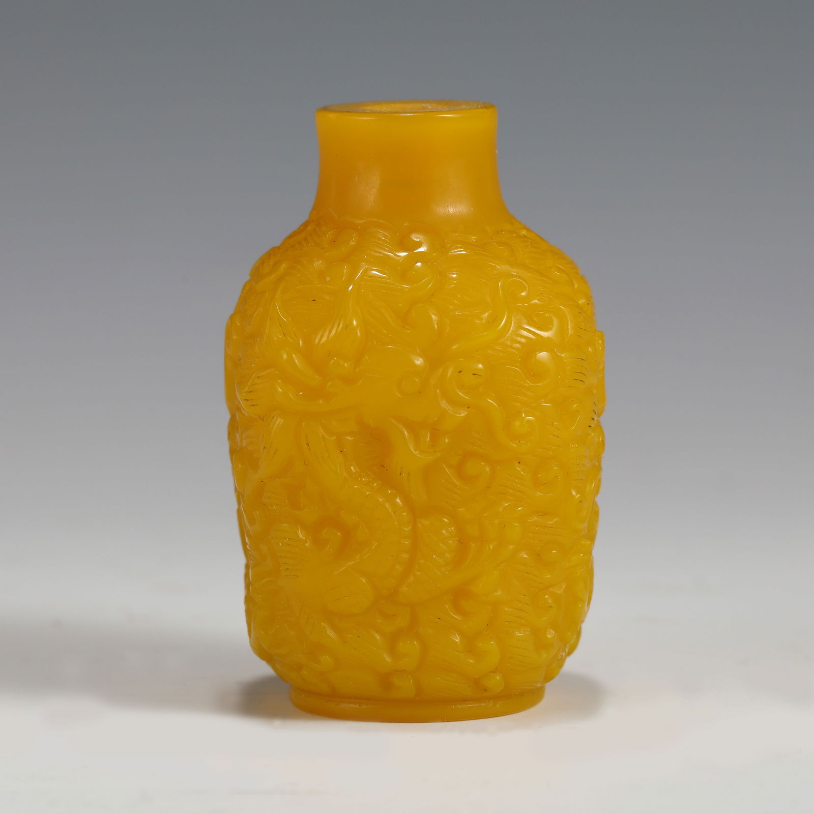 QIANLONG YELLOW PEKING GLASS SNUFF BOTTLE (1 of 9)