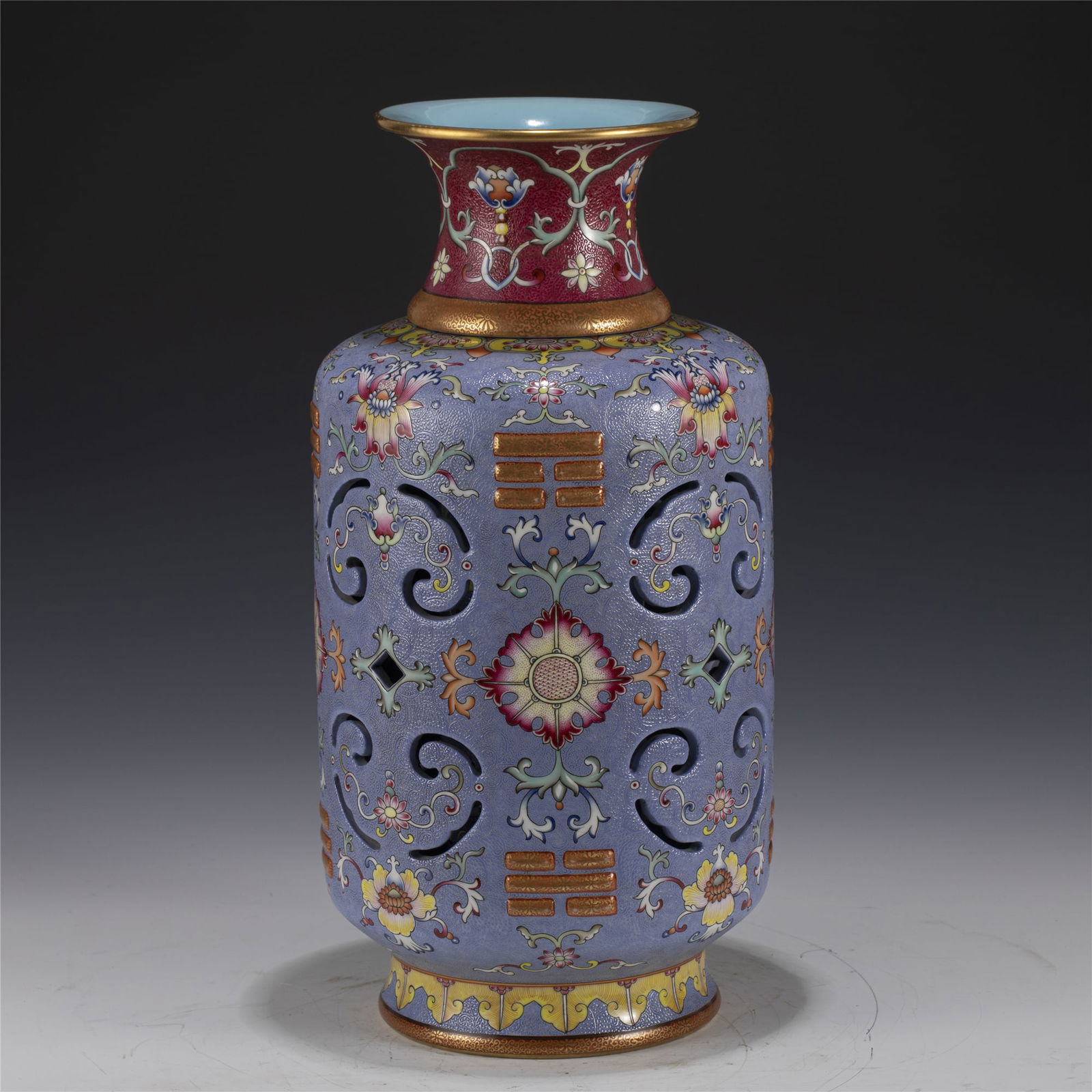 QING QIANLONG FAMILLE ROSE HEART-TURNING VASE (1 of 10)