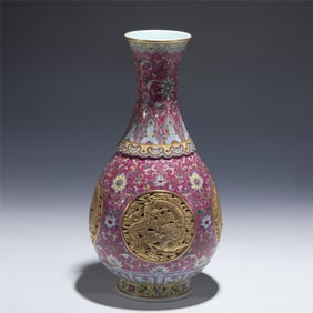 QING QIANLONG FAMILLE ROSE HEART-TURNING VASE