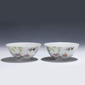 PAIR OF QING QIANLONG FAMILLE ROSE BOWLS