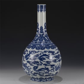 QING QIANLONG BLUE & WHITE LONG NECK VASE