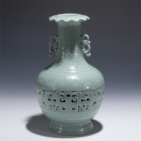 QING QIANLONG BEAN GREEN PORCELAIN HOLLOW BOTTLE VASE