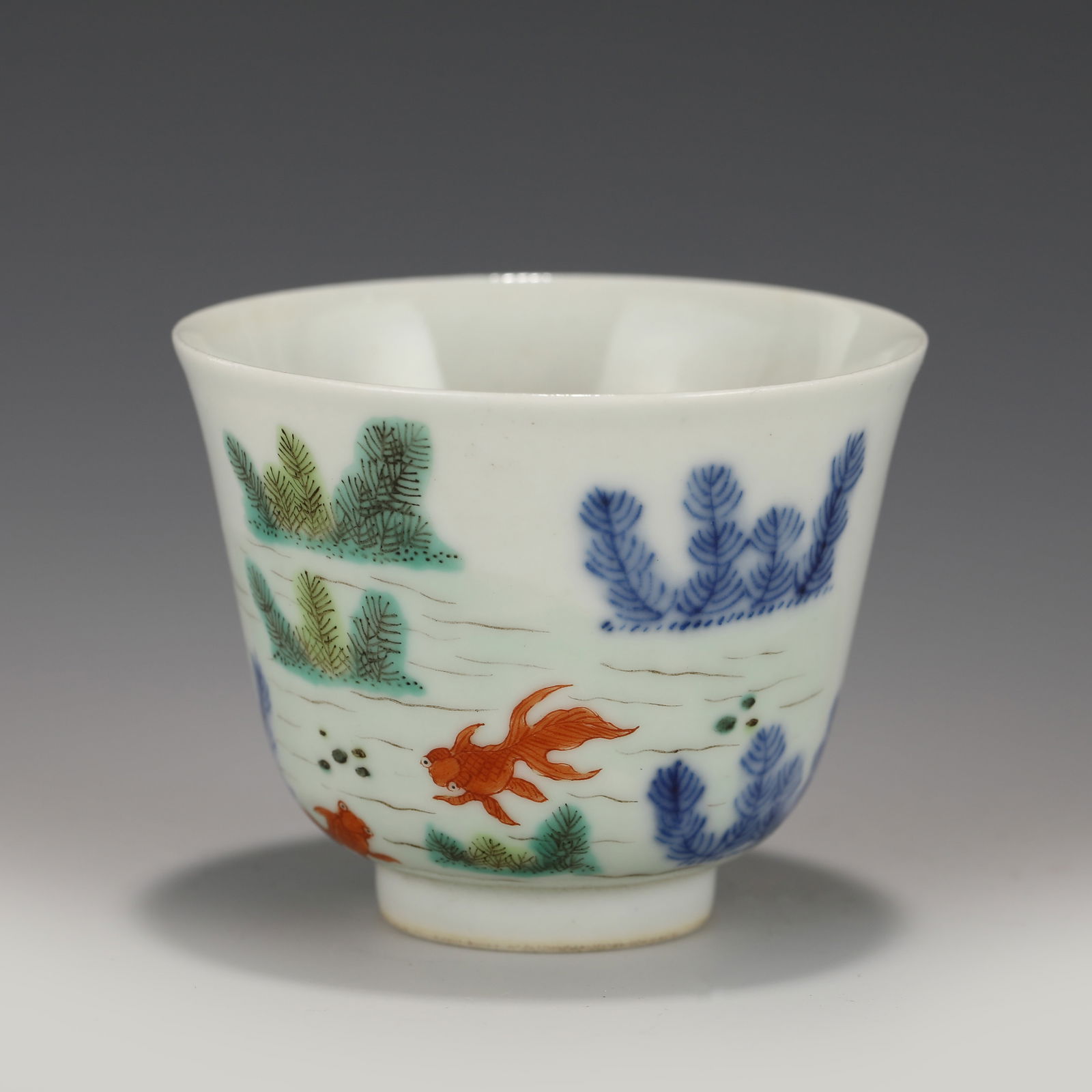 KANGXI FAMILLE ROSE GOLD FISH POND WINE CUP: PROVENANCE: John Gorse (1945-2020) of Charleston, SC. A business entrepreneurs, private collectors. A retired as senior vice president for legal and regulatory affairs in 1981. After retirement he foc