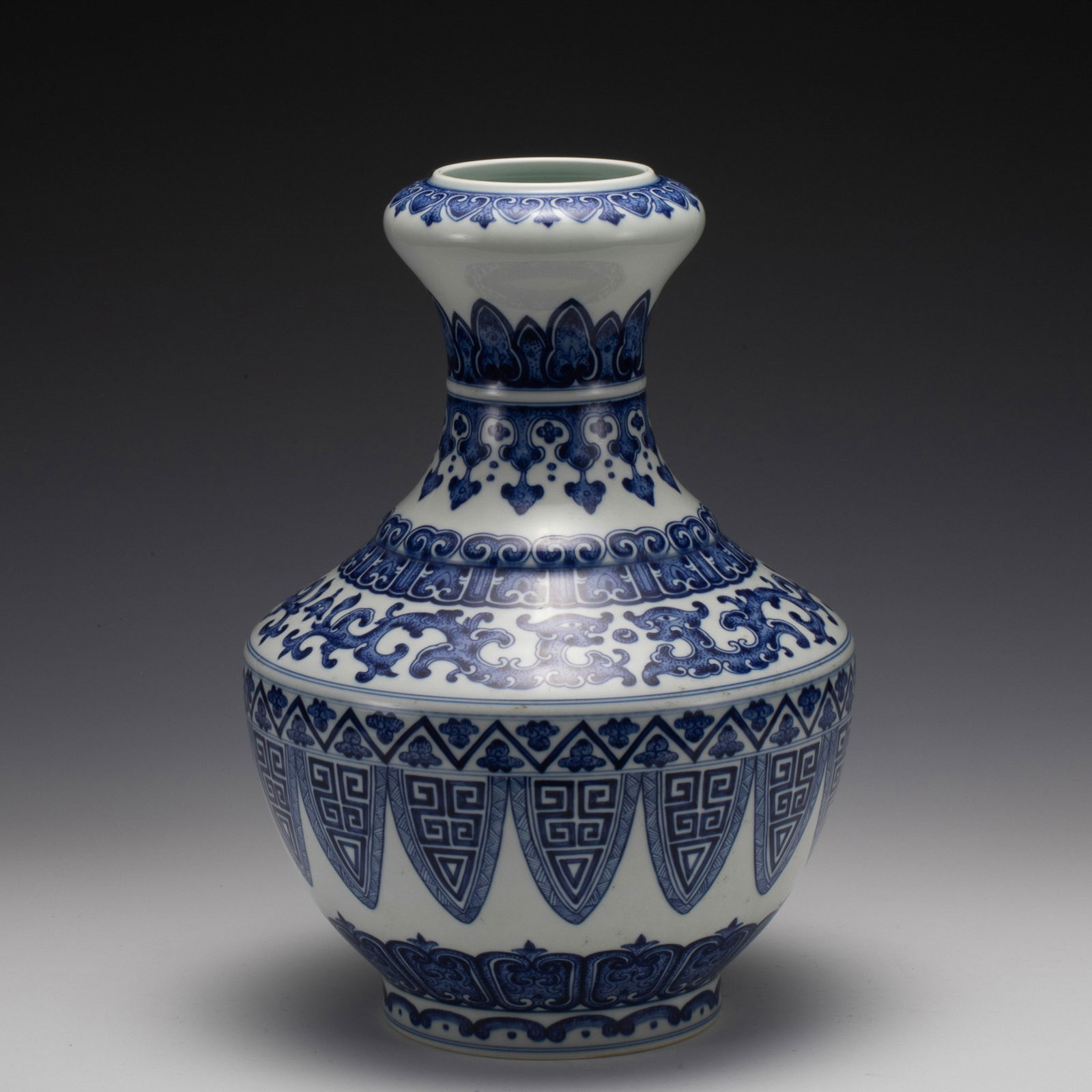 QING QIANLONG BLUE & WHITE VASE (1 of 7)