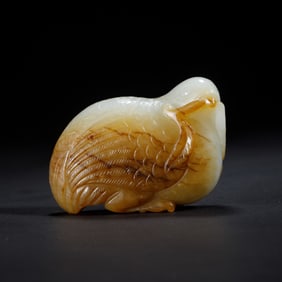 A CARVED JADE BIRD ORNAMENTS