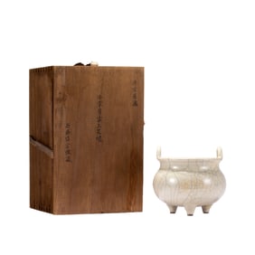 A CHINESE GE-WARE CRACKLED TRIPOD CENSER