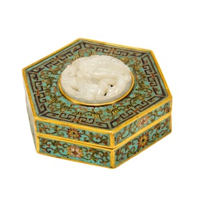 A CHINESE INLAID JADE CLOISONNE ENAMEL BOX WITH COVER