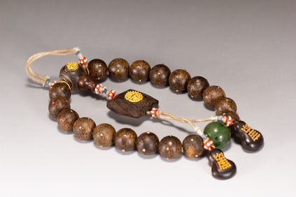 A CHINESE ALOESWOOD PRAYER BEADS