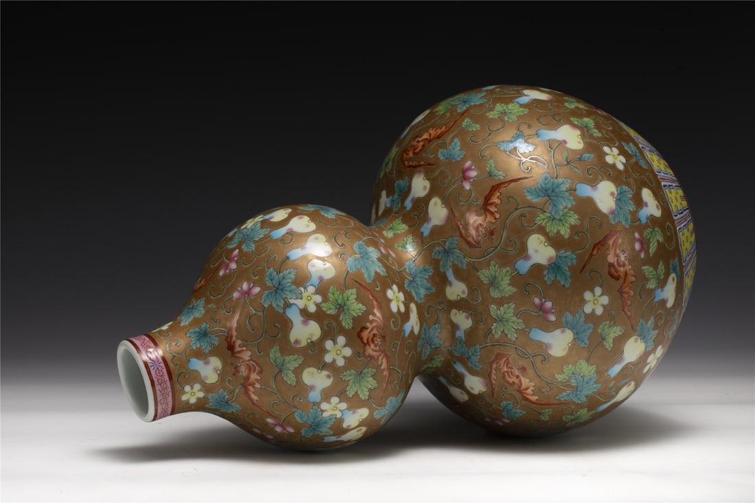 QING QIANLONG GOLDEN LAND FAMILLE ROSE GOURD BOTTLE - 5