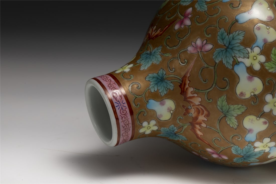QING QIANLONG GOLDEN LAND FAMILLE ROSE GOURD BOTTLE - 6