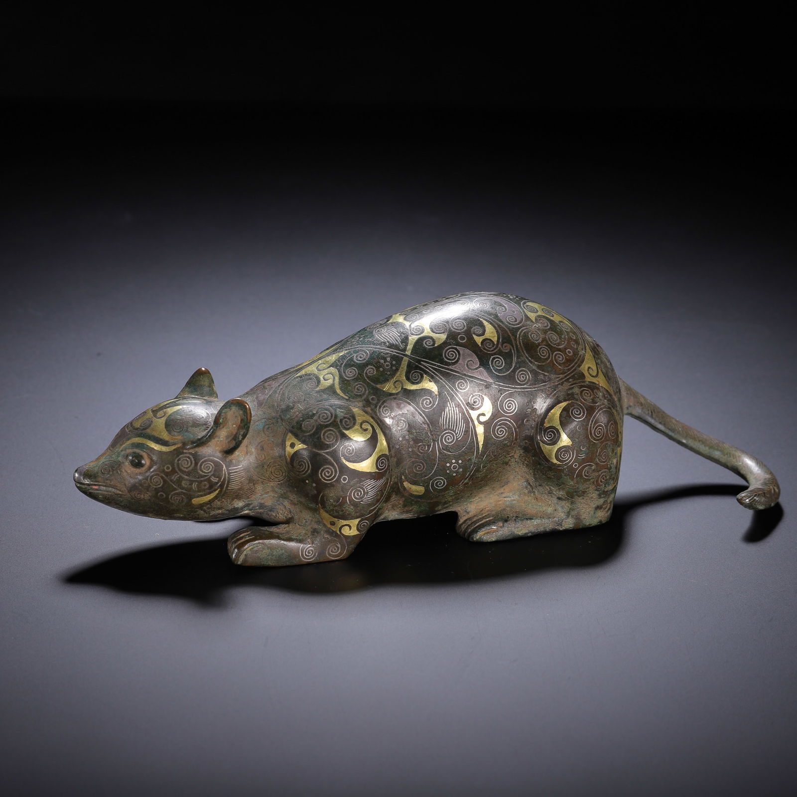 CHINESE BRONZE GOLD-SILVER INLAID RAT: Dimensions: L. 18 cm. Weight 500 grams. This vivid Chinese bronze rat sculpture measures 18 cm in length and weighs 500 grams, showcasing masterful gold and silver inlay craftsmanship. The creature is