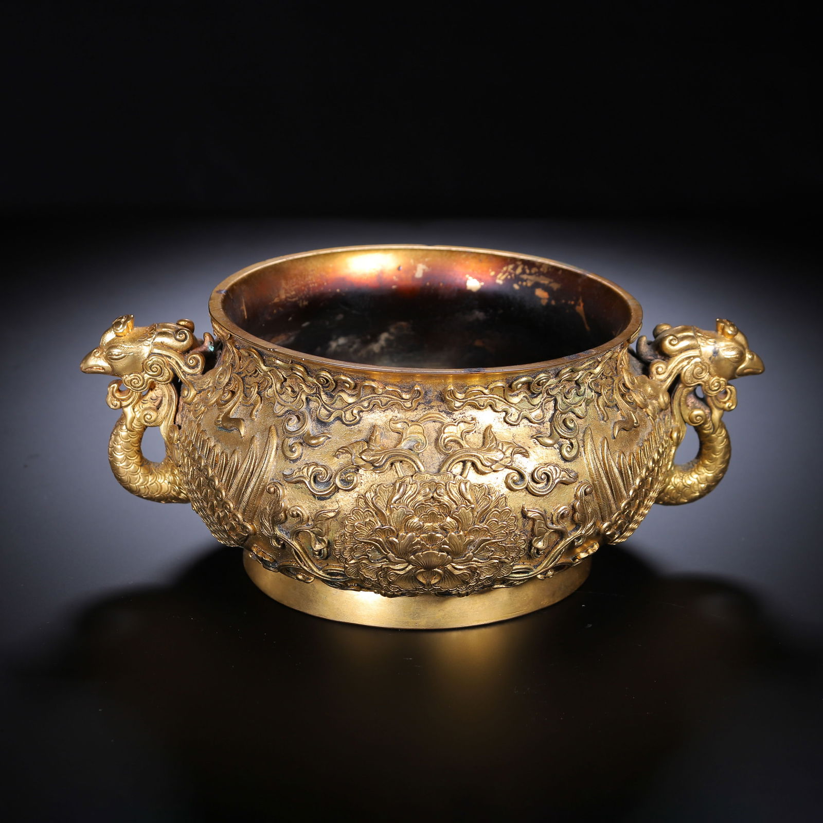 CHINESE GILT BRONZE PHOENIX CENSER: Dimensions: L. 23 cm. W. 16 cm. H. 10 cm. Weight 2120 grams. This ornate Chinese gilt bronze censer measures 23 cm in length, 16 cm in width, 10 cm in height, and weighs 2120 grams, featuring