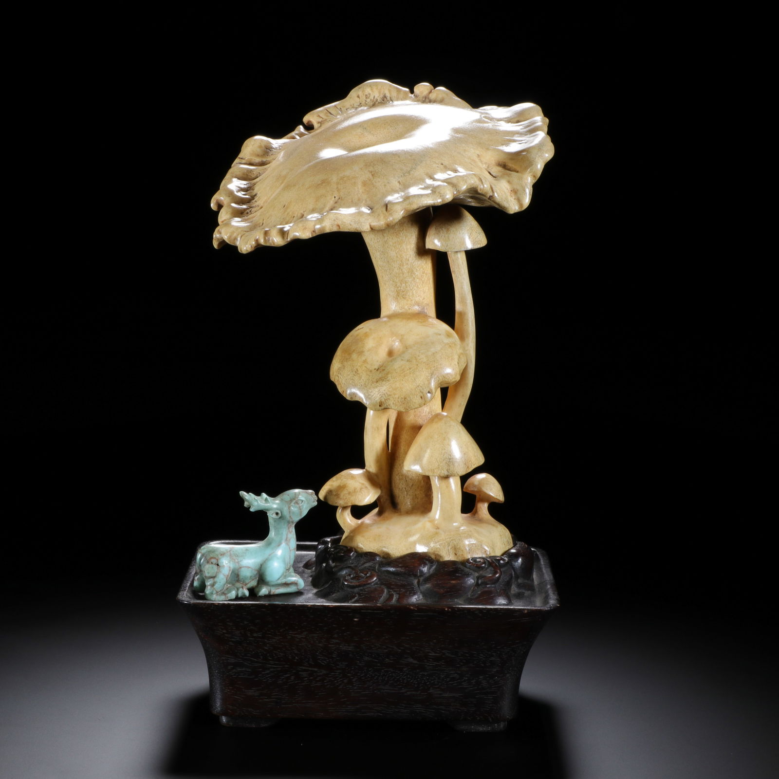 CHINESE ANTLER GANODERMA ORNAMENT (1 of 8)