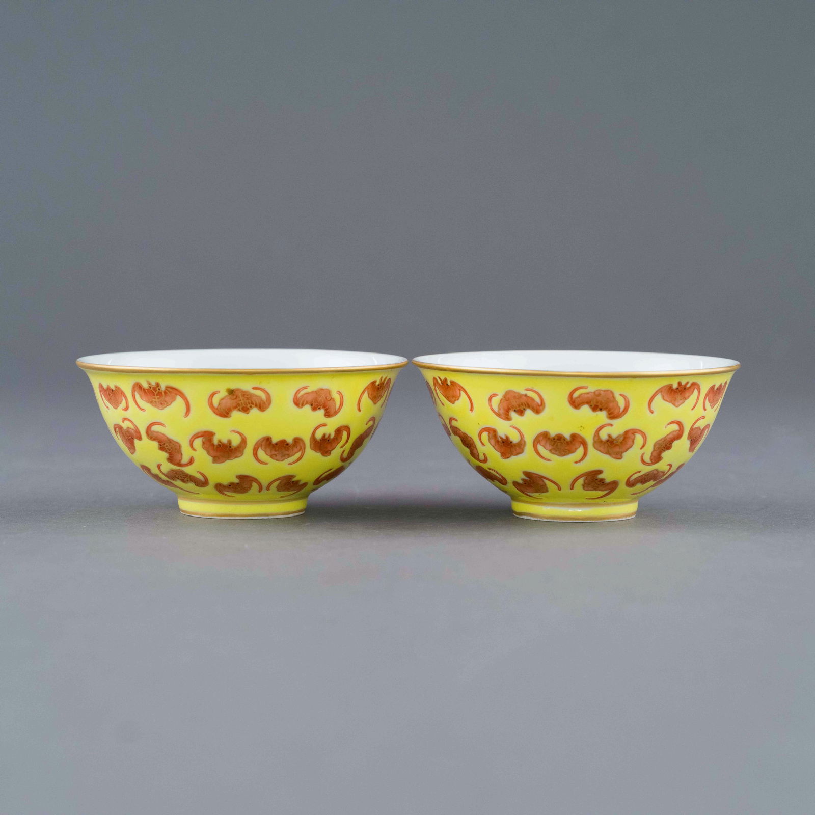QING TONGZHI FAMILLE JAUNE RED FU BATS BOWL: Chinese Qing Dynasty Period Tongzhi famille jaune red fu bats bowl. The porcelain potted with a shallow body, of a shallow vessel, broad wide cavetto, with a straight opening lip, raised on a small