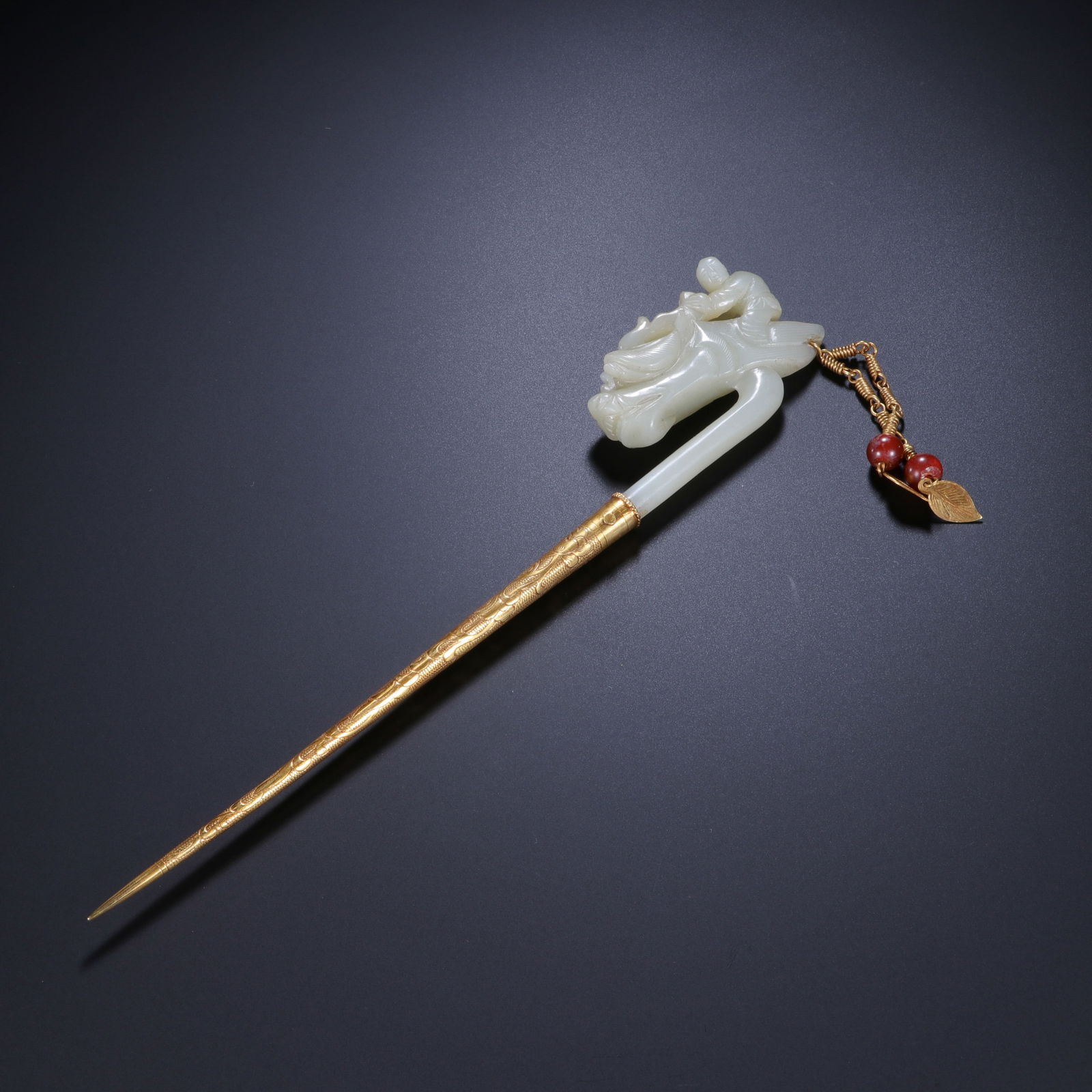 CHINESE HETIAN JADE DRAGON HAIRPIN: Dimensions: L. 21 cm. W. 3.7 cm. This exquisite Chinese Hetian jade dragon hairpin measures 21 cm in length and 3.7 cm in width, showcasing a masterful fusion of jade carving and gilt metalwork. The p