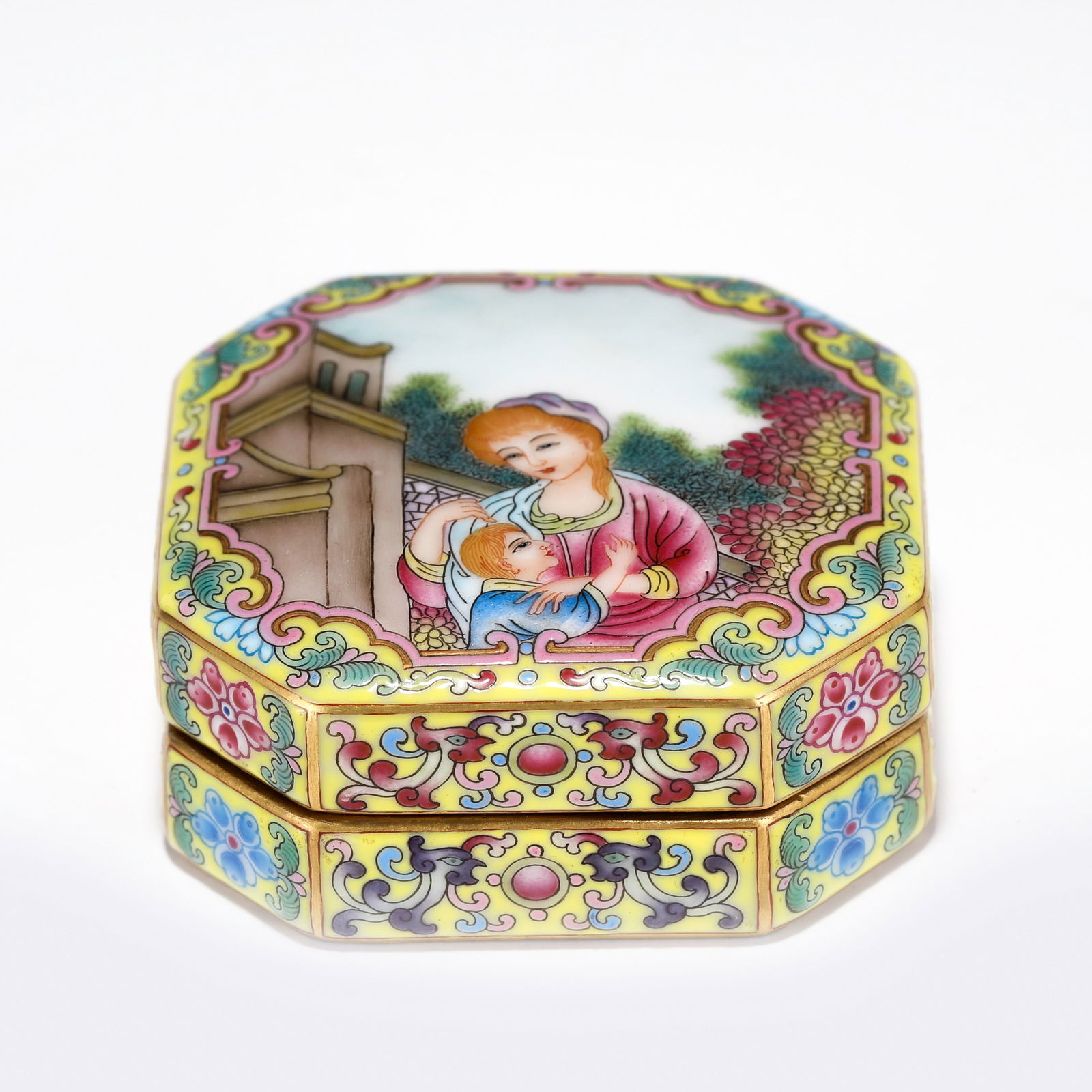 QING QIANLONG FAMILLE ROSE LIDDED BOX (1 of 9)