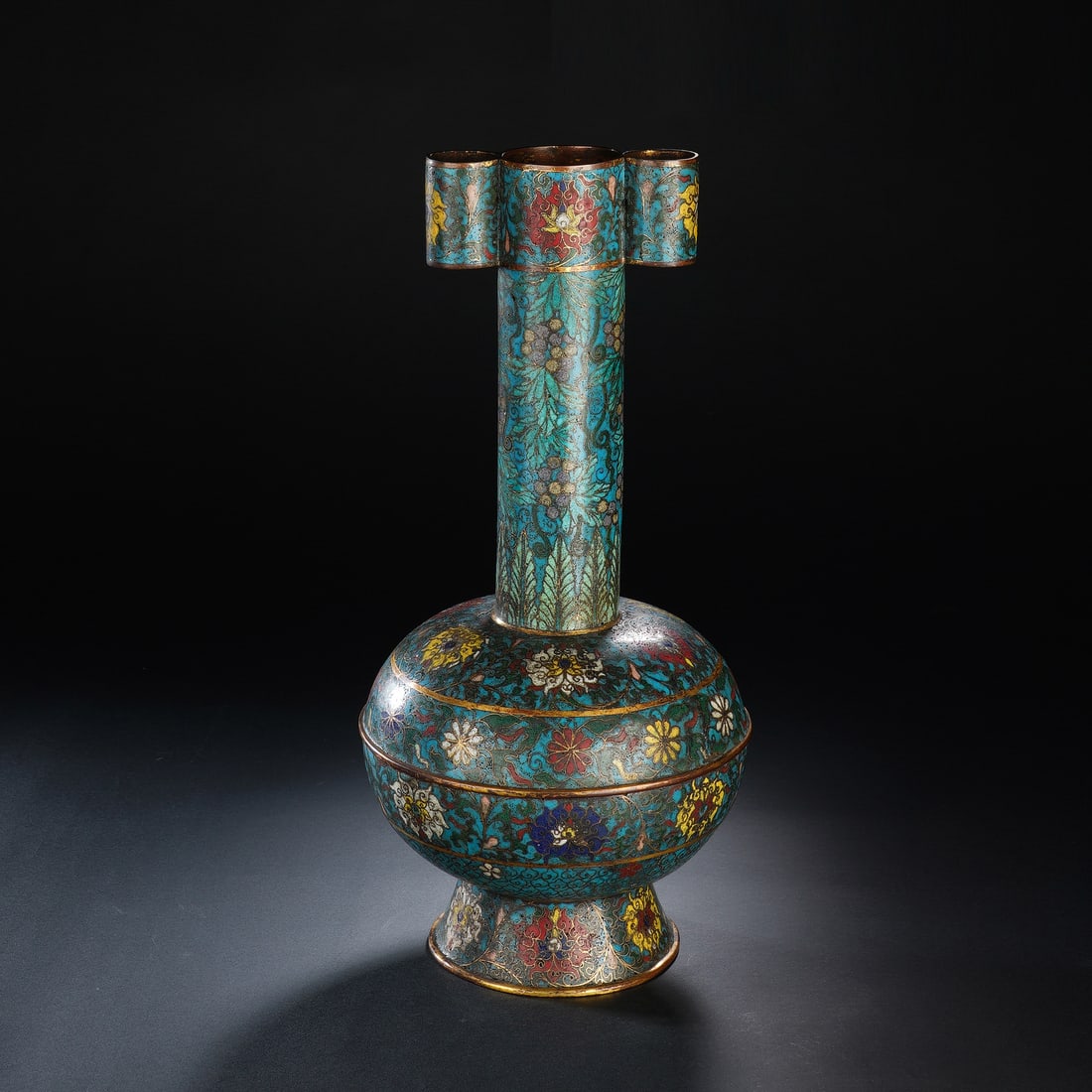 CHINESE CLOISONN? FLOWER VASE: Dimensions: 17x36 cm. Weight 1931 grams. This Chinese cloisonn? enamel arrow vase (guan'er ping) features a turquoise enamel ground with polychrome floral scrolls and gilt-bronze rims, measuring 17 cm