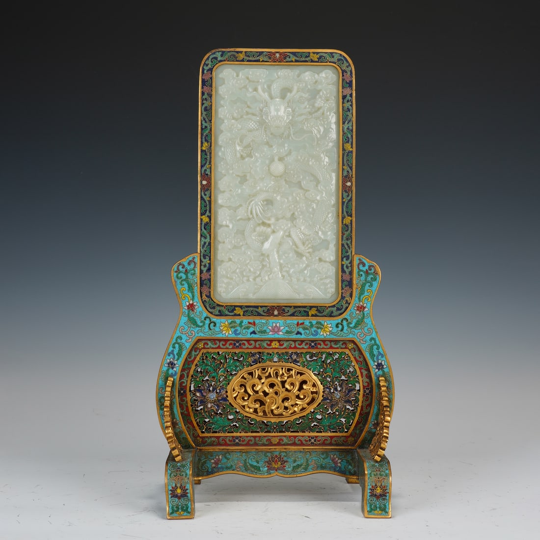 CHINESE CLOISONN? JADE DRAGON SCREEN: Dimensions: 17x14.5x36.5 cm. Weight 2281 grams. This Chinese cloisonn? table screen features a white jade plaque carved with relief dragon motifs, set in a turquoise cloisonn? enamel frame with gilt-b