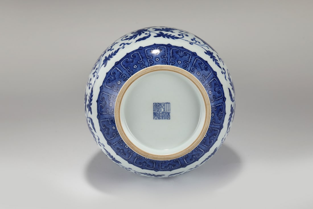 QIANLONG BLUE & WHITE FLORI PORCELAIN YUHU BOTTLE VASE ON STAND - 2