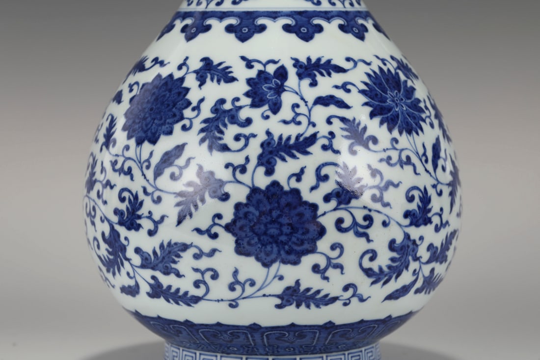 QIANLONG BLUE & WHITE FLORI PORCELAIN YUHU BOTTLE VASE ON STAND - 5