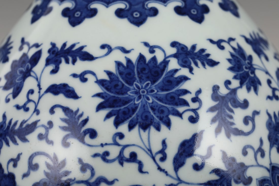 QIANLONG BLUE & WHITE FLORI PORCELAIN YUHU BOTTLE VASE ON STAND - 6