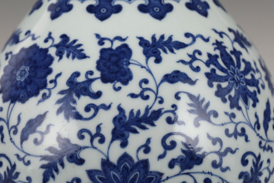 QIANLONG BLUE & WHITE FLORI PORCELAIN YUHU BOTTLE VASE ON STAND - 8