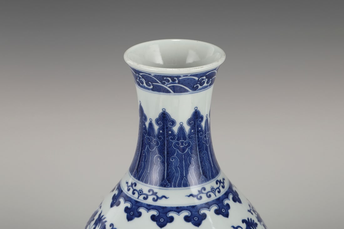 QIANLONG BLUE & WHITE FLORI PORCELAIN YUHU BOTTLE VASE ON STAND - 9