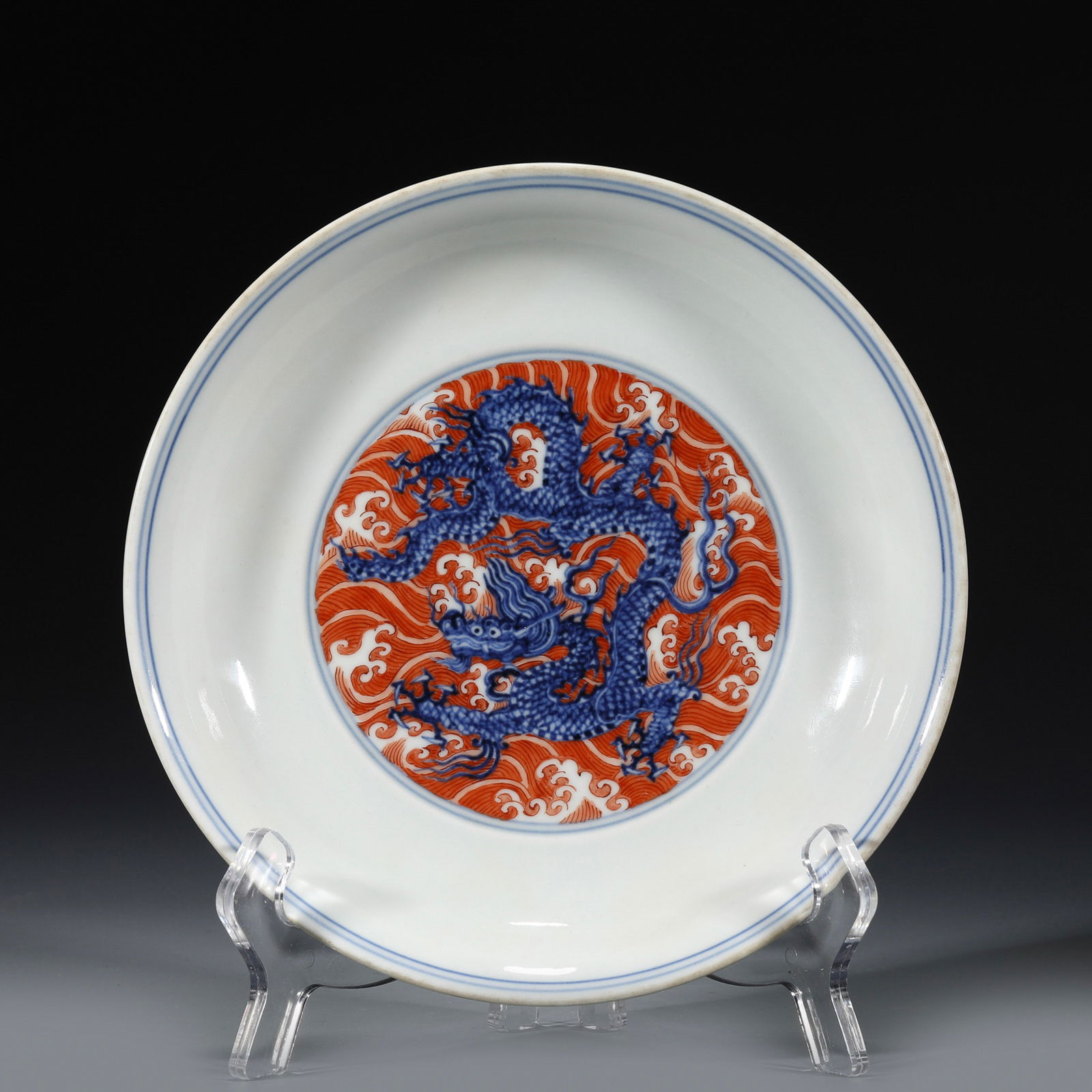 XUANDE BLUE & WHITE ALUM RED AND BLUE DRAGON PLATE: Dimensions: Width: 19.5cm, Height: 3.7cm Chinese Ming Dynasty Xuande Blue and White Alum Red Dragon Porcelain Plate. The plate has a broad wide central interior, rounded mouth lip, thick and large,