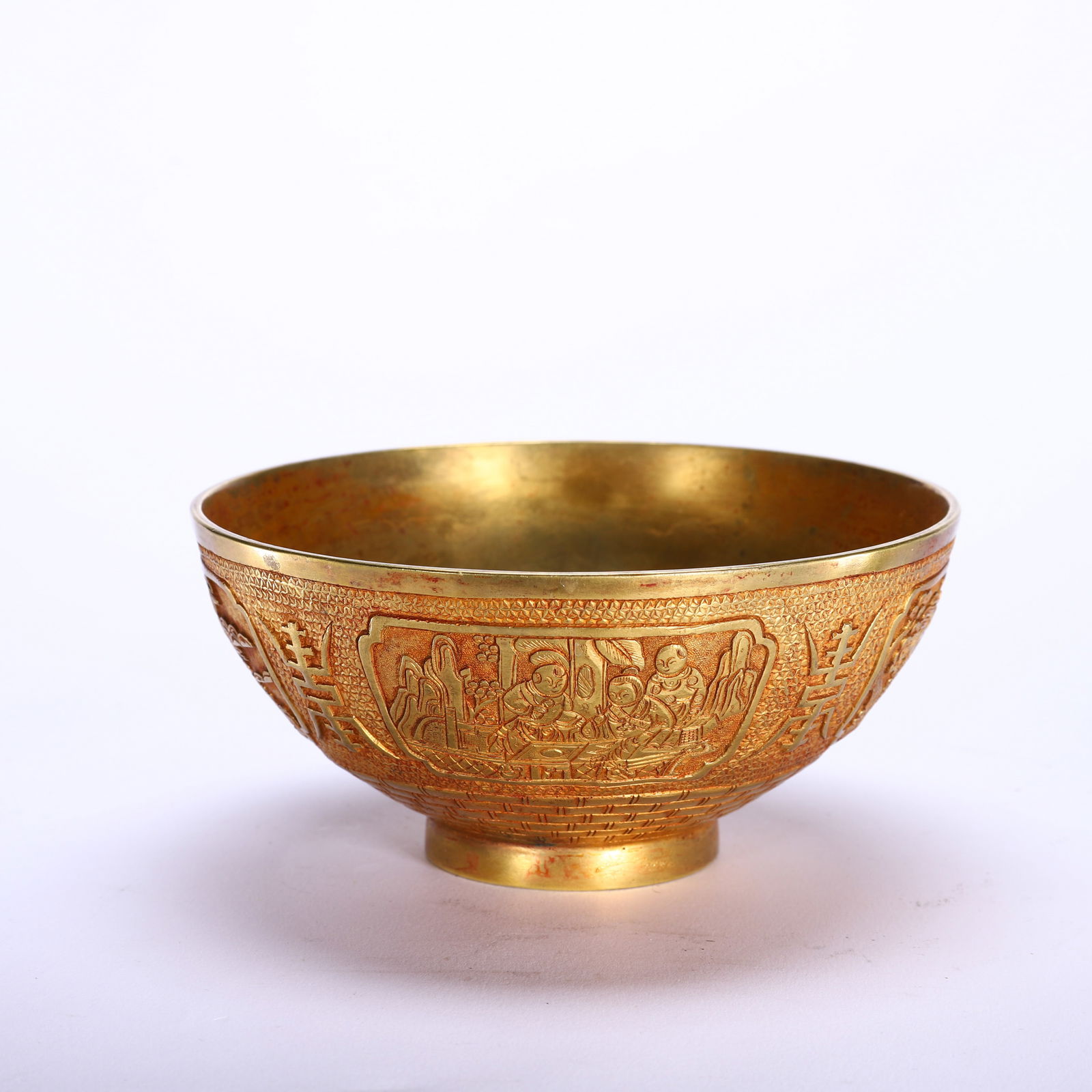 CHINESE GILT BRONZE BOWL: Dimensions: L. 14.5 cm. W. 14.5 cm. H. 7 cm. Weight 610 grams. This exquisite Chinese gilt bronze bowl measures 14.5 cm in length, 14.5 cm in width, 7 cm in height and weighs 610 grams, featuring a ro