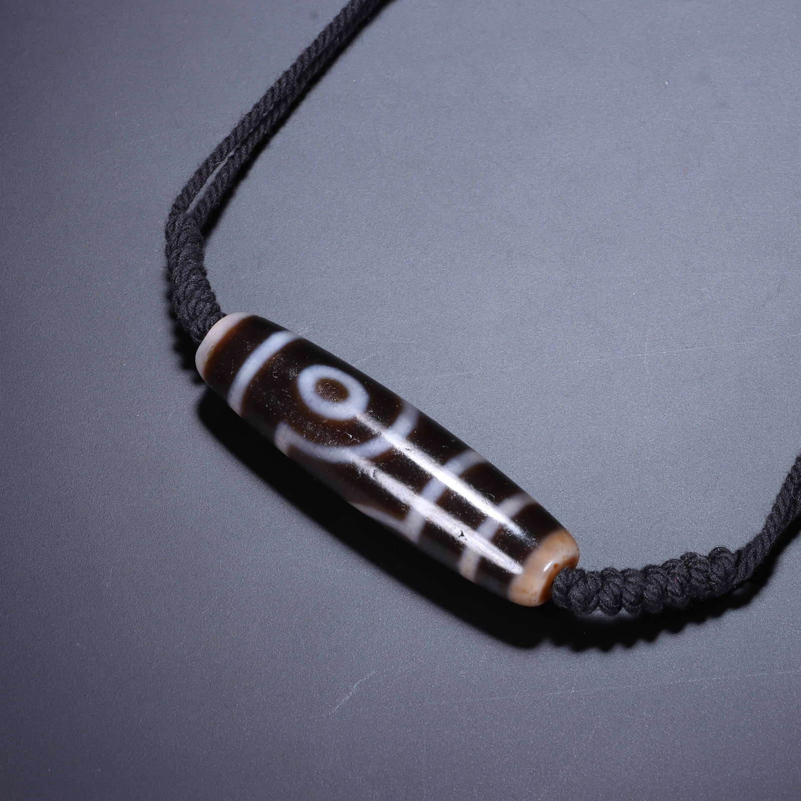 A CHINESE SINGLE-EYE DZI BEAD NECKLACE (1 of 4)