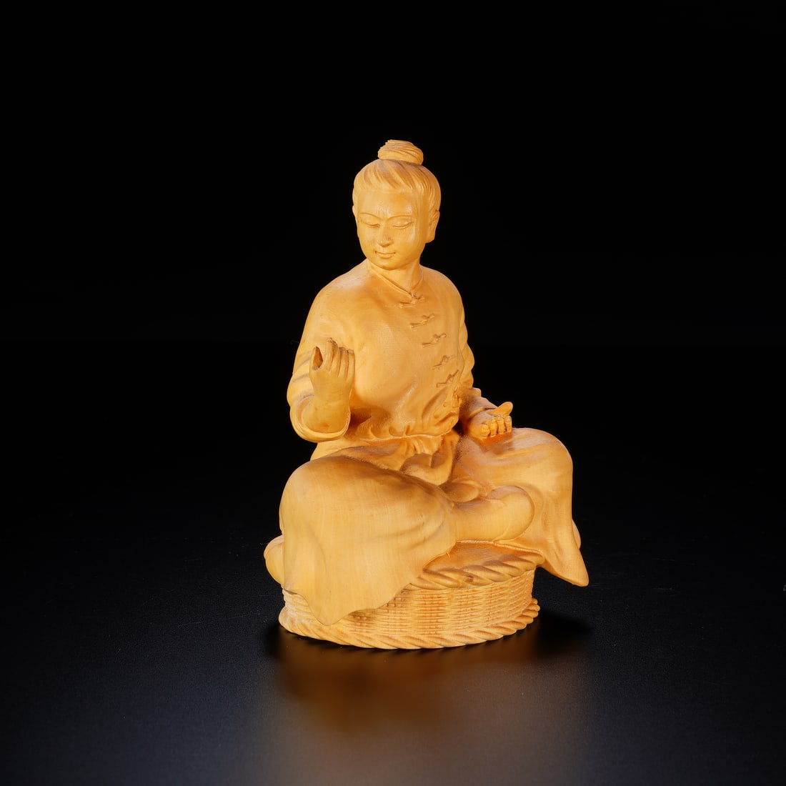 A CHINESE BOXWOOD SEATED FIGURE (1 of 8)