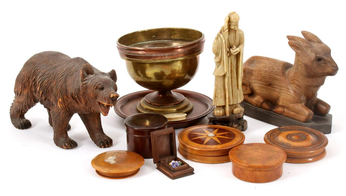 7 antieke houten en ivoren doosjes 3-8 cm diameter,: 7 antieke houten en ivoren doosjes 3-8 cm diameter, Schwarzwalder beer 11,5 cm hoog, Art Deco houten steenbok 12 cm hoog (hoorntje gelijmd), pijpcomfoor en Chinees spekstenen beeldje van een wijsgeer