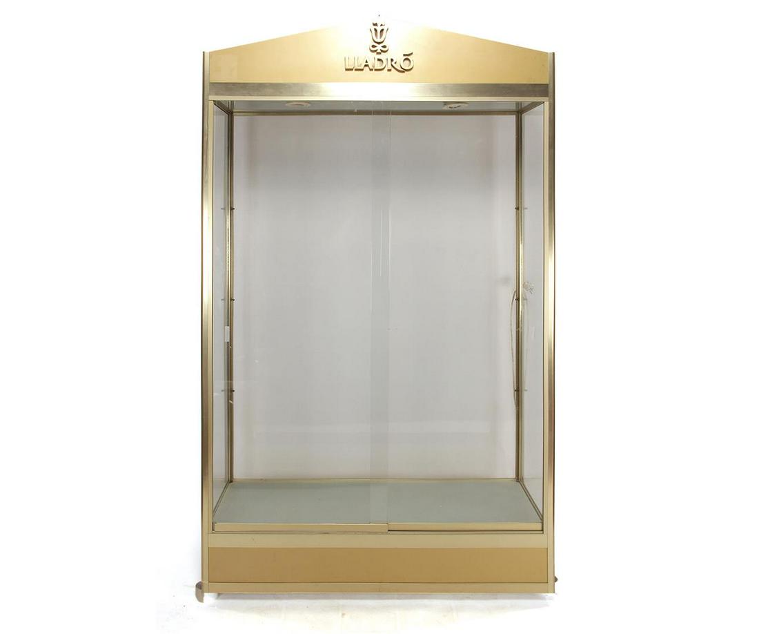 Lladro: Vitrinekast met metalen frame, rondom glas en glazen schappen en voorzien van verlichting, voormalig Lladro verkoopvitrine, 210 cm hoog, 130 cm breed, 60 cm diep (glas divers schade) Ophalen pas mogel