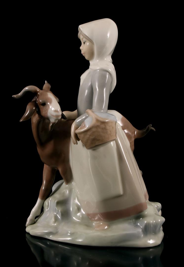 Lladro: Lladro porseleinen beeld no. 4812, Little Girl with Goat, Nina Con Chivo, ontwerp Fulgencio Garcia, periode 1972-1987, 21 cm hoog