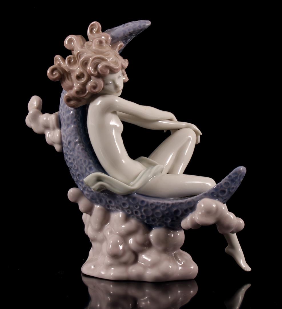 Lladro: Lladro porseleinen beeld no. 1437, Moonlight, Luna Cuarto Menguante, ontwerp Jose Puche, periode 1983-1987, 18 cm hoog