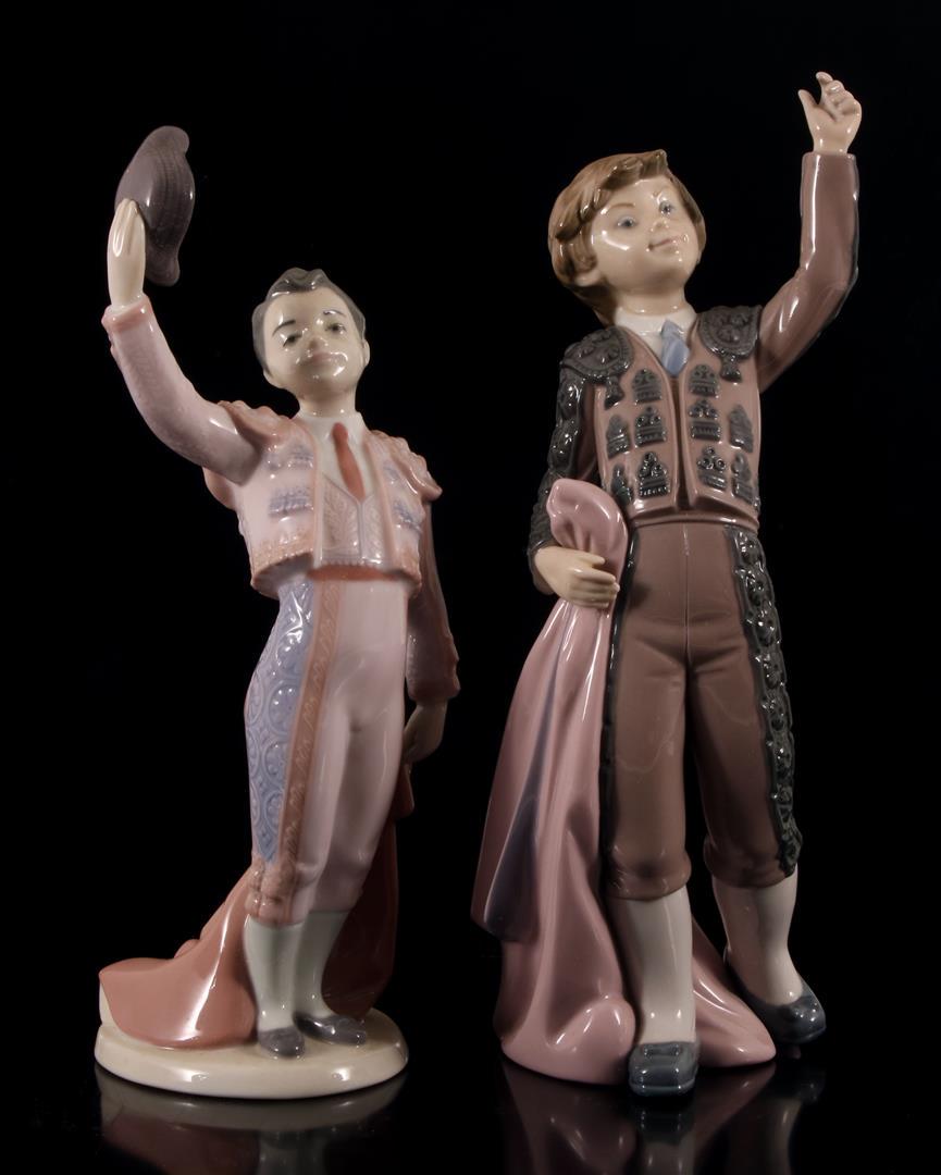 Lladro: Lladro porseleinen beeld nr. 6178 en 5116Â Little Matador en A Victory, ontwerp Jose Roig, periode 1982-1985, 25 cm hoog