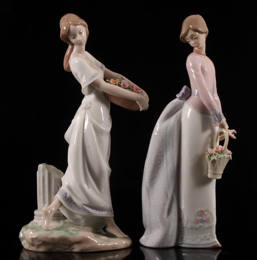 Lladro: Lladro porseleinen beeld no. 7704 en 7622, Gardens of Athens en Basket of Love, Jose Puche, periode 1994, 26 cm hoog