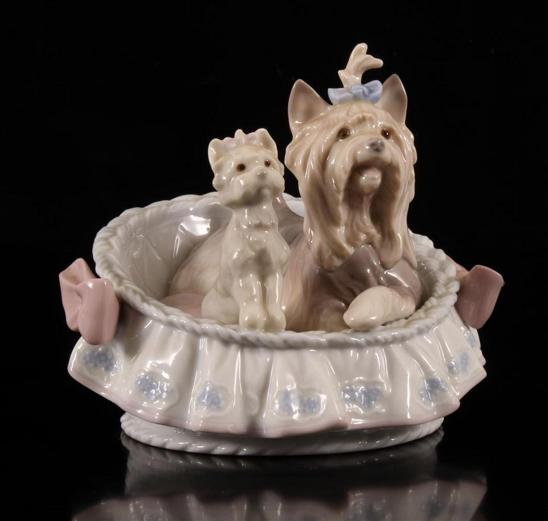 Lladro: Lladro porseleinen beeld no. 6469, Our Cozy Home, Yorkshires, ontwerp Jose Luis Alvarez, periode 1997-2007, 10 cm hoog