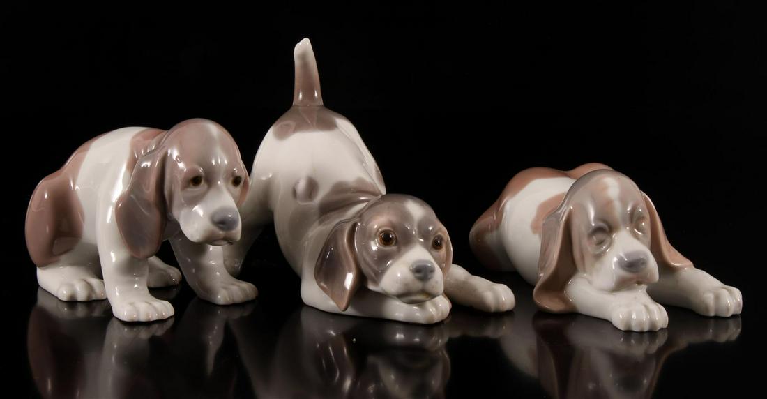 Lladro: Lladro porseleinen beeld no. 1070, Beagle Puppy, 1071, Beagle puppy sitting en 1072, Beagle puppy laying, ontwerp Julio Fernandez, periode 1969-1989, hoogste 10 cm