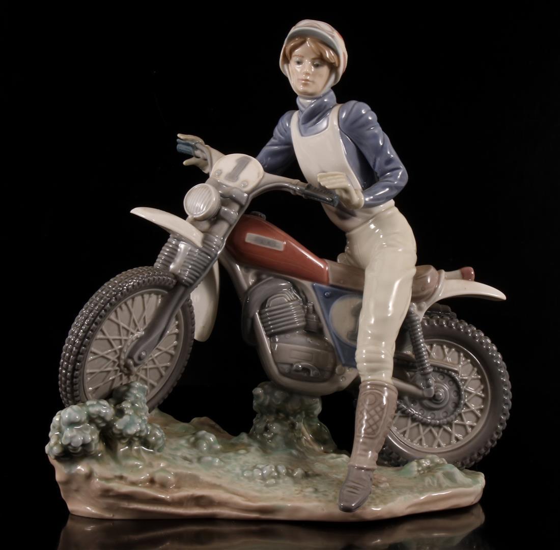 Lladro: Lladro porseleinen beeld nr. 5270, Racing Motorcyclist, Motorvista Deportivo, ontwerp Jose Roig,Â periode 1985-1987, 23 cm hoog