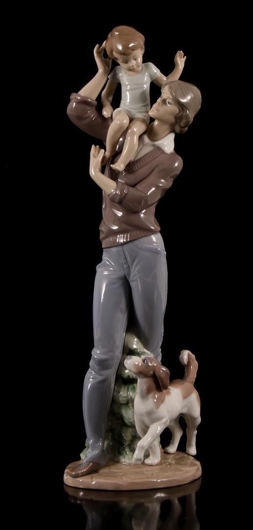 Lladro: Lladro porseleinen beeld, nr ,5751, Walk with Father, Paseo Con Papa, ontwerp Juan Huerta, periode 1991-1994, 34 cm hoog (hoofd kind gelijmd)