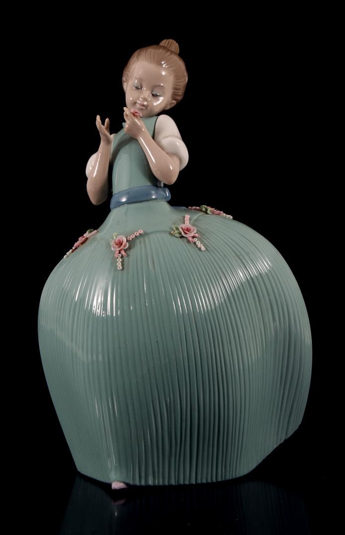 Lladro: Lladro porseleinen beeld nr. 5118, Girl in green dress, Primavera No. 1,Â ontwerp Jose Puche, periode 1982-1985, 26 cm hoog