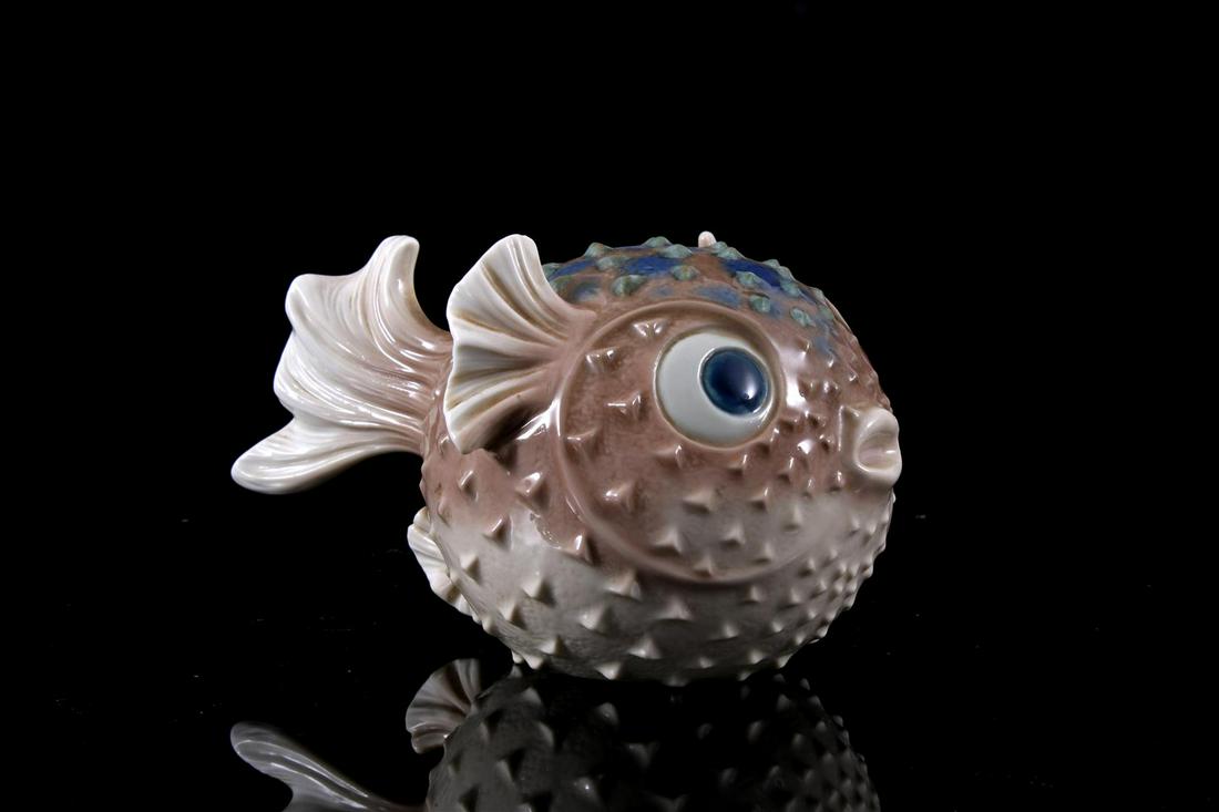 Lladro porcelain sculpture no.1210, Blowfish: Lladro porcelain sculpture no.1210, Blowfish, Pez Globo, design Antonio Ballester, period 1972-1981, 9 cm high