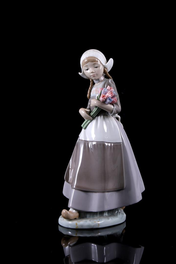 Lladro porcelain sculpture no.5065, Dutch Girl Ingrid: Lladro porcelain sculpture no.5065, Dutch Girl Ingrid, Holandesa Con Tulipanes, & nbsp; design Francisco Catala, period 1980-1985, 26 cm high & nbsp;