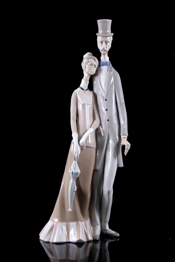 Lladro porcelain statue no.1033, Old Folks: Lladro porcelain statue no.1033, Old Folks, Vejez, design Julio Fernandez, period 1969-1985, 48 cm high (damage finger)