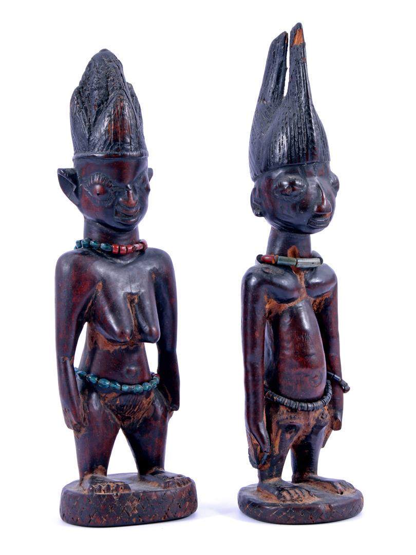 2 Nigerian tribal wooden carved figurines: 2 Nigerian tribal wooden carved figurines with beads decorated 25.5 and 26.5 cm high