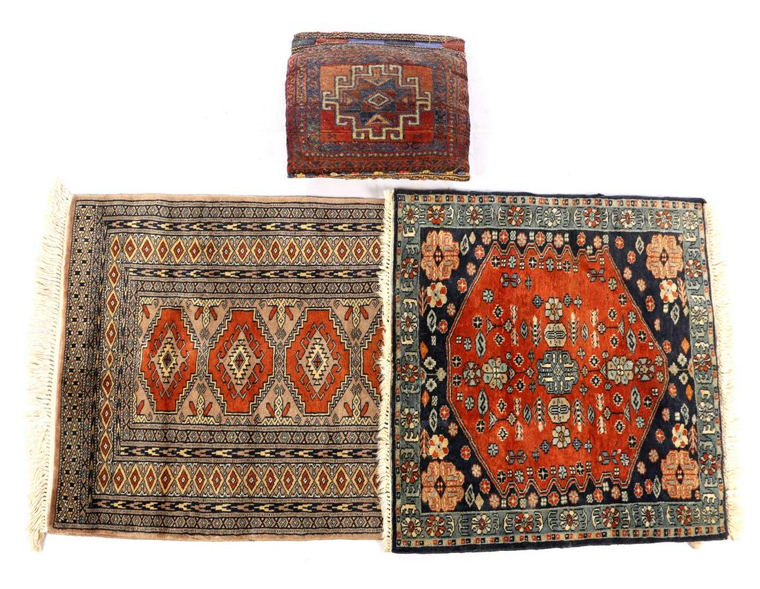 2 Oriental hand-knotted doilies: 2 & nbsp; Oriental hand-knotted doilies 81x73 cm, 135x79 cm and pillow 42x39 cm